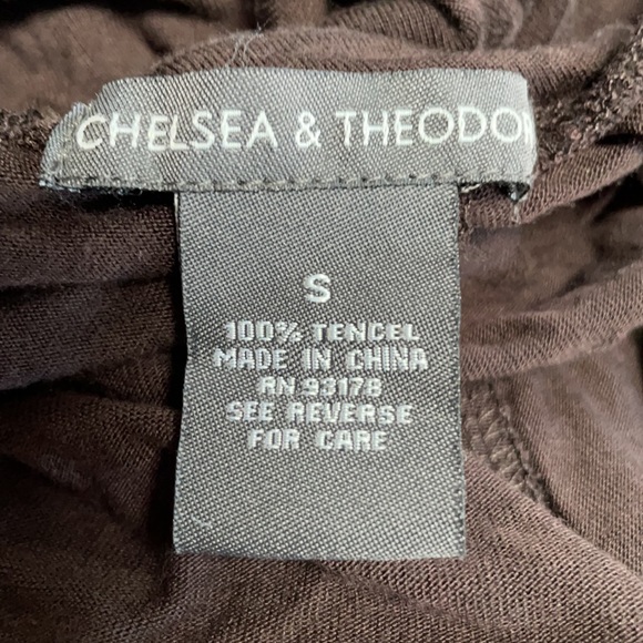 Chelsea & Theodore turtleneck front circle open - Picture 4 of 4